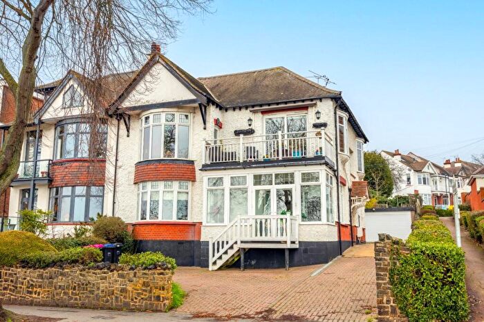 2 Bedroom Flat For Sale In Grand Parade, Leigh On Sea, SS9