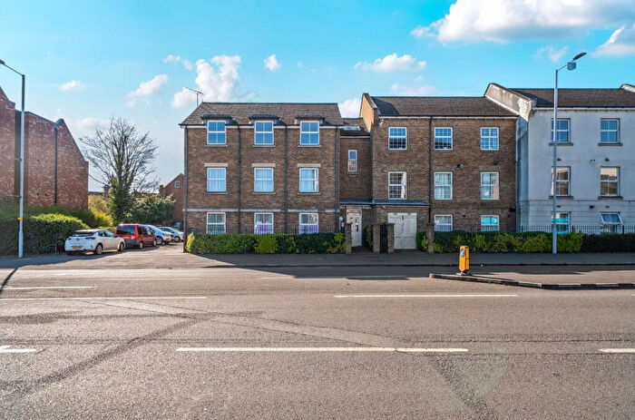 2 Bedroom Apartment For Sale In Church Street, Dunstable, Bedfordshire, LU5