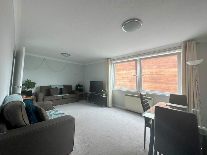 3 Bedroom Flat To Rent In Chiswick High Road, London, W4