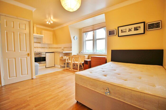 Flat To Rent In North End Road, Golders Green, NW11