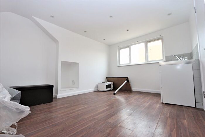 Studio To Rent In West Green Road, London, N15