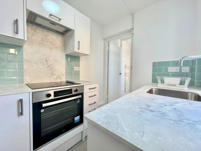 2 Bedroom Semi-Detached House To Rent In Selsdon Road, South Croydon, CR2