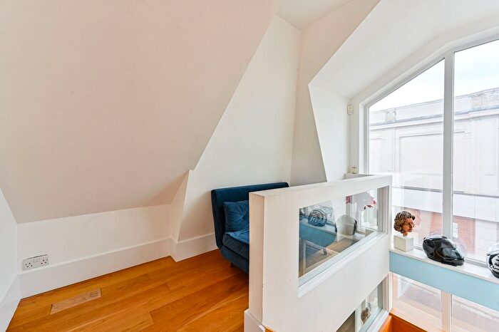 4 Bedroom Houseboat For Sale In Walham Yard, Fulham, London, SW6