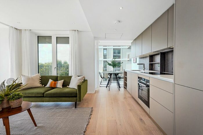 2 Bedroom Flat To Rent In York Place, London, SW11