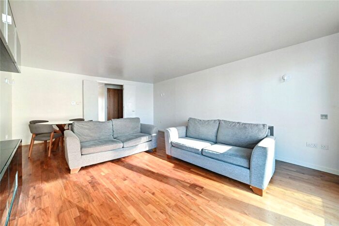 2 Bedroom Flat To Rent In New Providence Wharf, Fairmont Avenue, London, E14