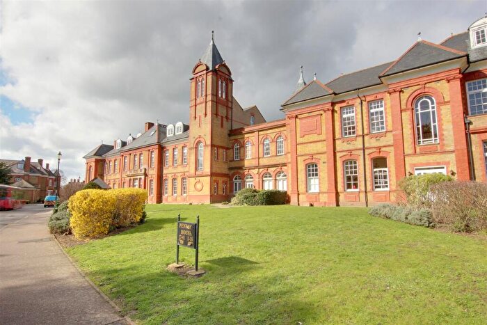 2 Bedroom Apartment To Rent In Newsholme Drive, London, N21