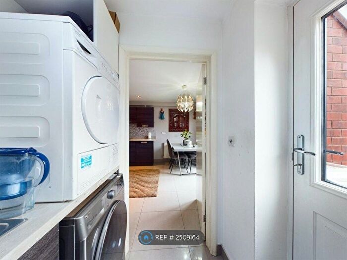 4 Bedroom Semi-Detached House To Rent In Wollaton Road, Nottingham, NG8