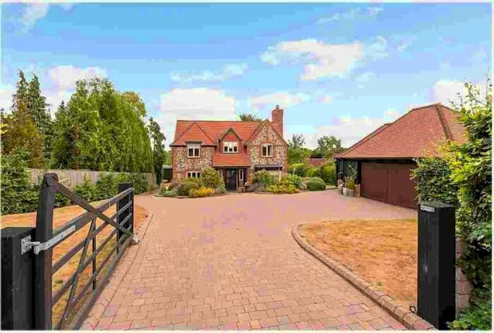 4 Bedroom Detached House For Sale In Lower Woodend Road, Lower Woodend, Marlow, SL7