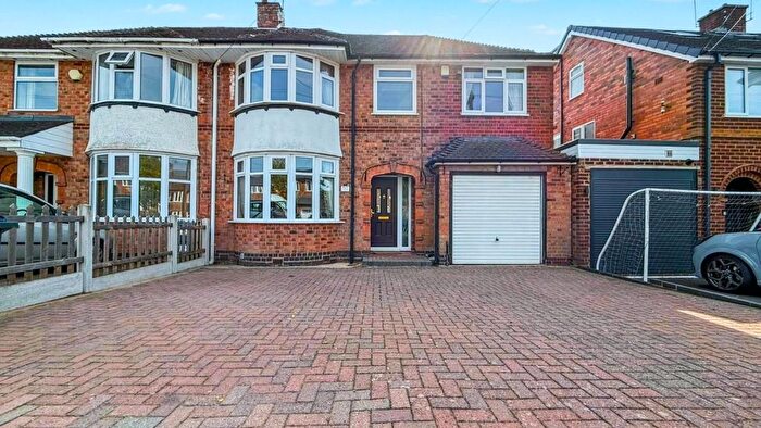 4 Bedroom Semi-detached House For Sale In Granshaw Close, Birmingham, B38