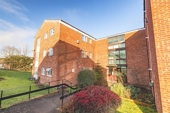 2 Bedroom Flat For Sale In Lovejoy Lane, Windsor, SL4