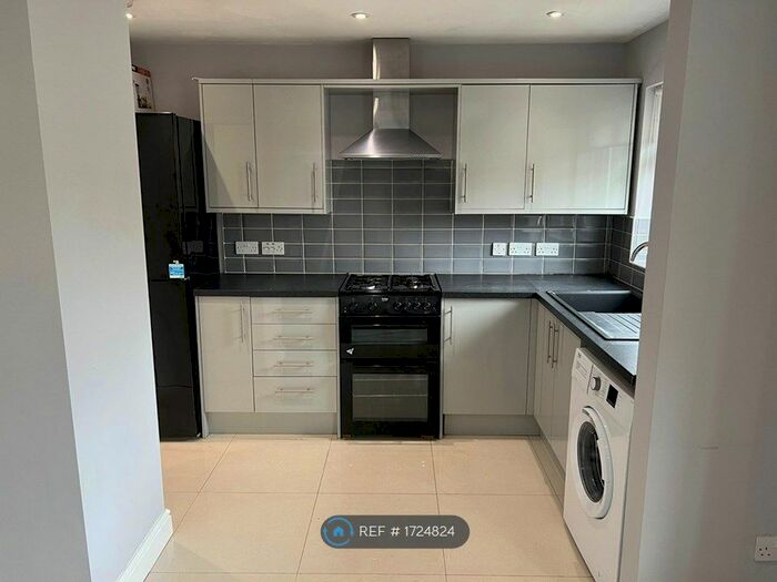 2 Bedroom Maisonette To Rent In River Way, Loughton, IG10