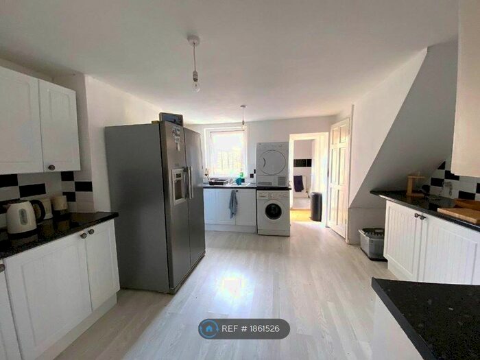 4 Bedroom Terraced House To Rent In Richmond Road, Gillingham, ME7