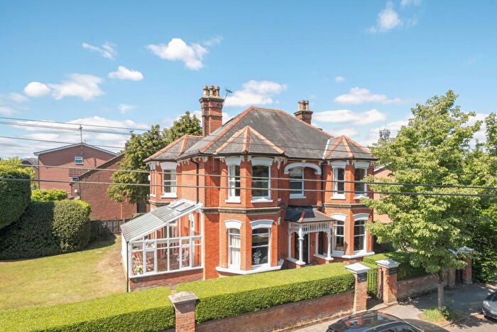 6 Bedroom Detached House For Sale In Cargate Avenue, Aldershot, GU11