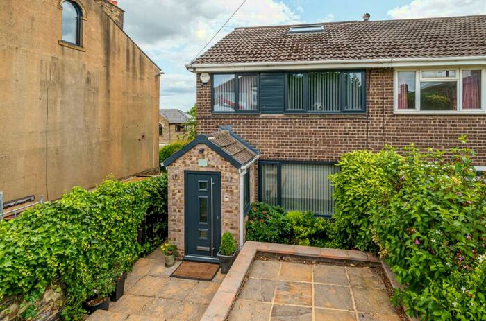 4 Bedroom Semi-Detached House To Rent In Roker Lane, Pudsey, West Yorkshire, LS28