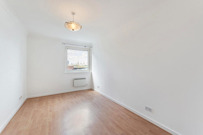 2 Bedroom Flat To Rent In Boardwalk Place, South Quay, E14