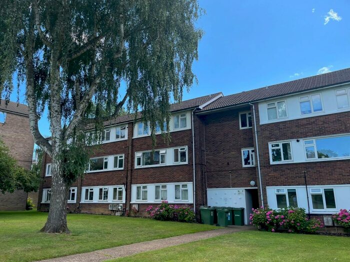 2 Bedroom Flat To Rent In The Ridgeway, St Albans, AL4