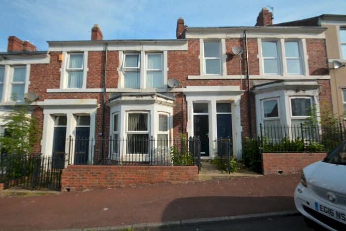 3 Bedroom Flat To Rent In Trevethick Street, Gateshead, NE8