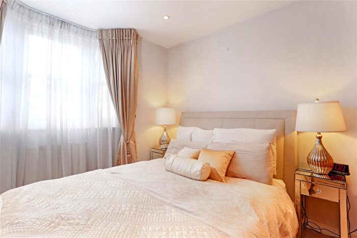 3 Bedroom Terraced House For Sale In Wickersley Road, London, SW11