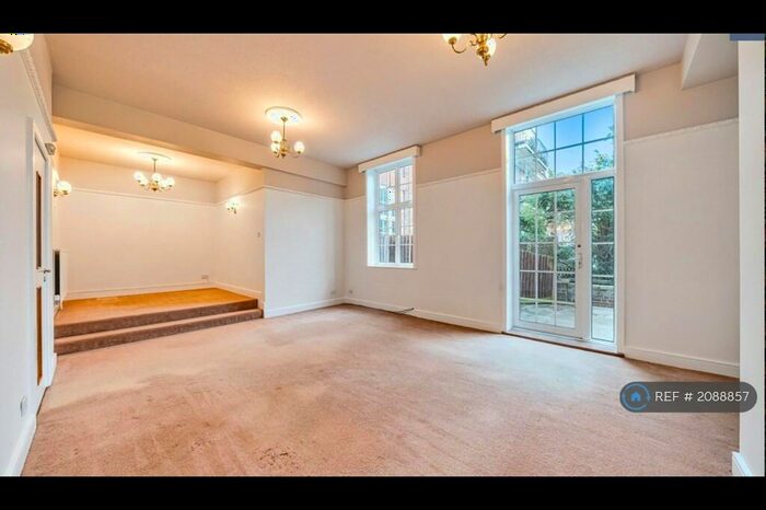3 Bedroom Flat To Rent In Tulk House, Ottershaw, Chertsey, KT16