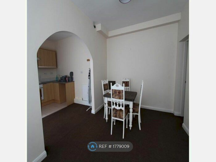 2 Bedroom Flat To Rent In Blackburn Ave, Wolverhampton, WV6