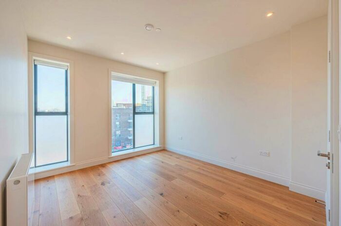 3 Bedroom Flat To Rent In Rye Lane, Peckham, London, SE15