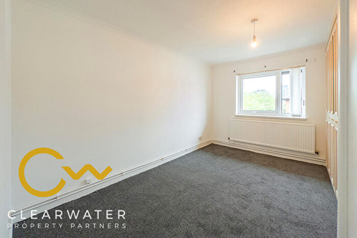 2 Bedroom Flat To Rent In Canterbury Gardens, Salford, M5