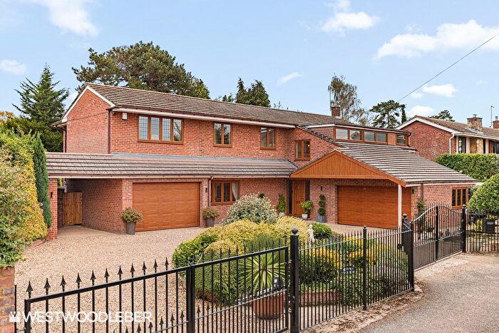 5 Bedroom Detached House For Sale In High Road, Broxbourne, EN10