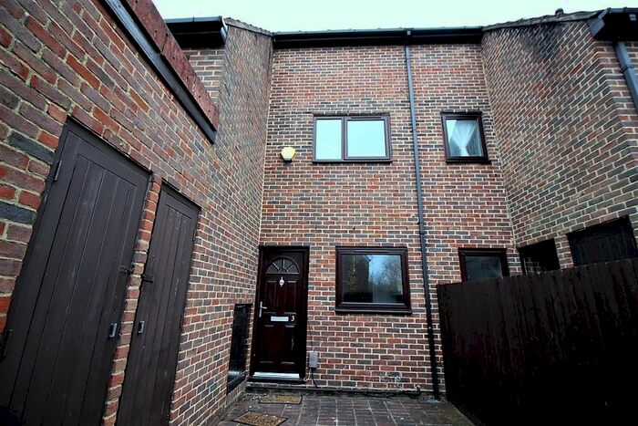 3 Bedroom Maisonette To Rent In Katesgrove Lane, Reading, Berkshire RG1