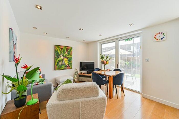 5 Bedroom Semi-Detached House For Sale In Napier Close, London, SE8