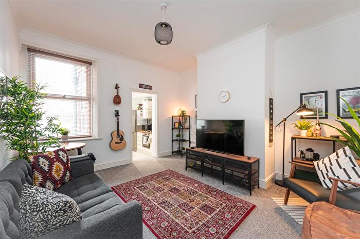 2 Bedroom Flat To Rent In Simonside Terrace, Heaton, Newcastle Upon Tyne, NE6