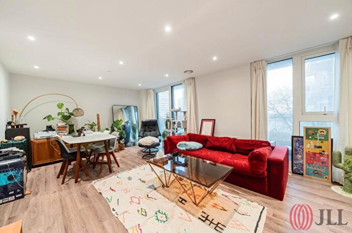 3 Bedroom Apartment To Rent In Newnton Close London, N4