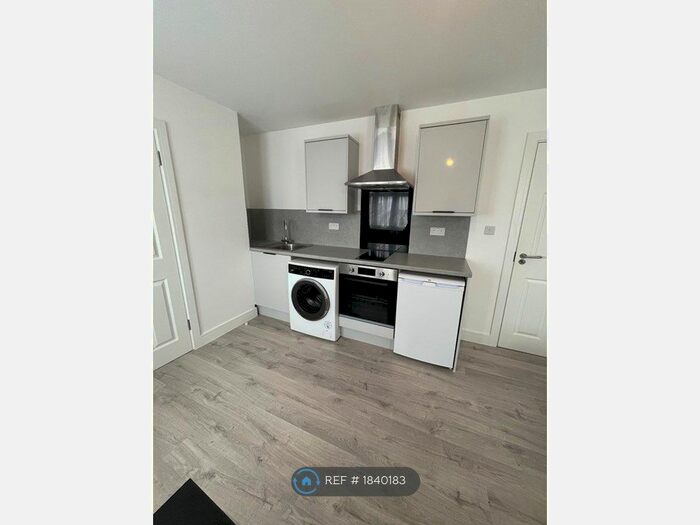 Studio To Rent In Park Road, London, N11