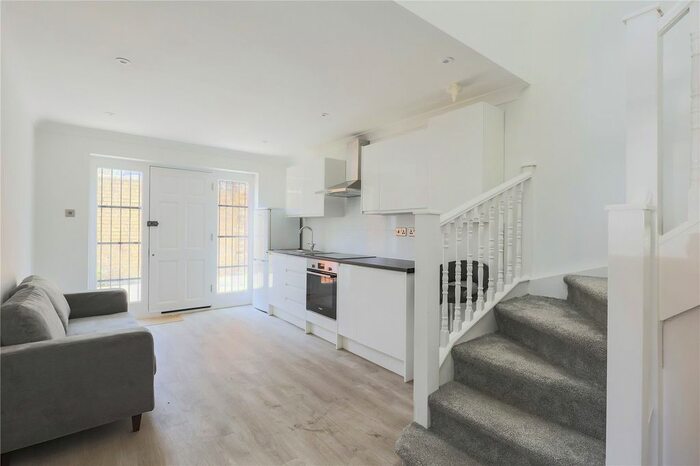 2 Bedroom Flat To Rent In Hornsey Road, Islington, London, N19