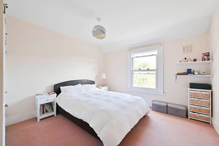 2 Bedroom Flat To Rent In Elms Road, Abbeville Village, London, SW4