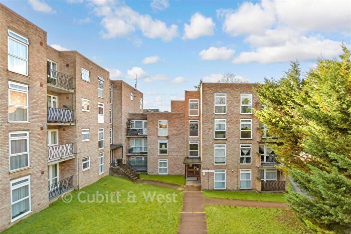 2 Bedroom Flat For Sale In Cheam Road, Sutton, Surrey, SM1