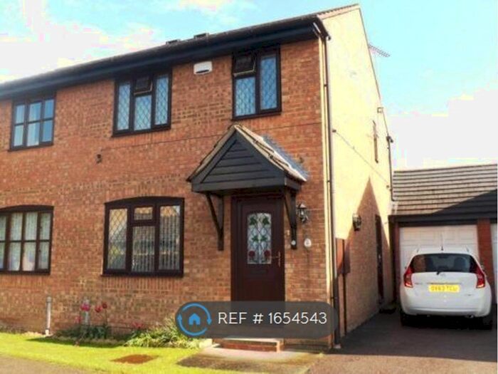 3 Bedroom Semi-Detached House To Rent In Old School Place, Banbury, OX16