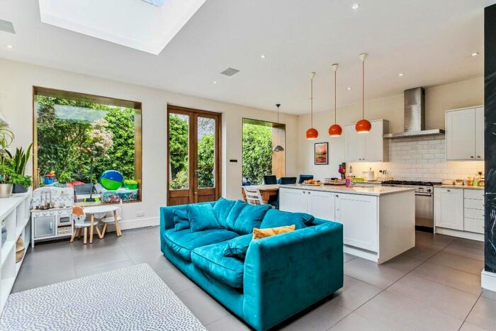 4 Bedroom Semi-Detached House To Rent In Elm Road, SW14