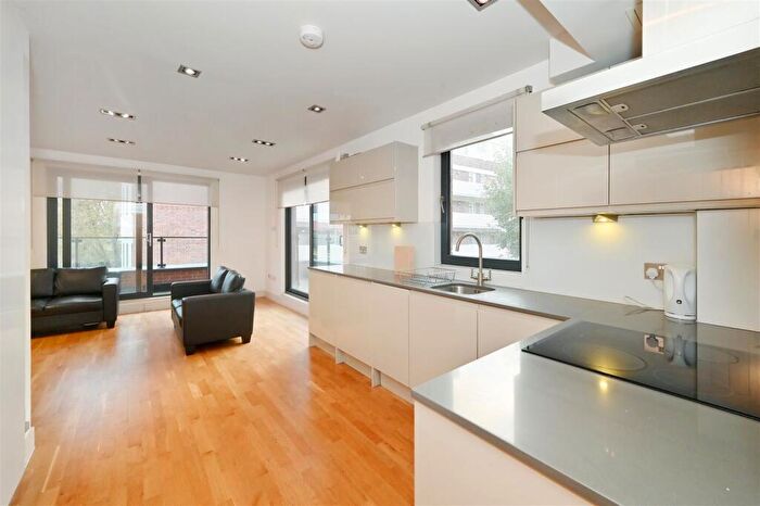 3 Bedroom Apartment To Rent In Skysail Building, Poplar High Street, London, E14