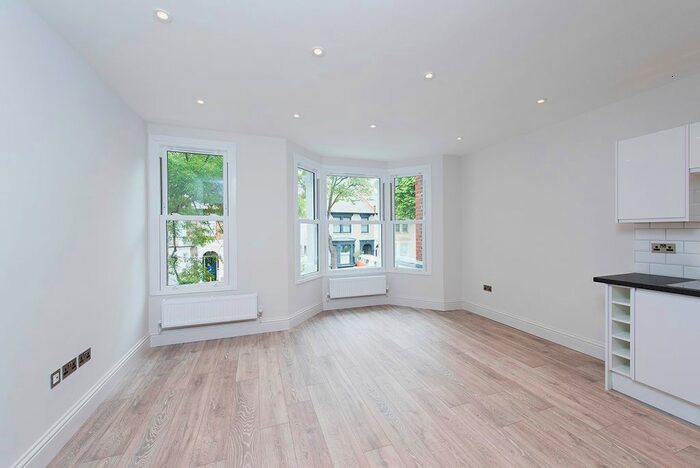 3 Bedroom Flat To Rent In Acton Lane, London, W4
