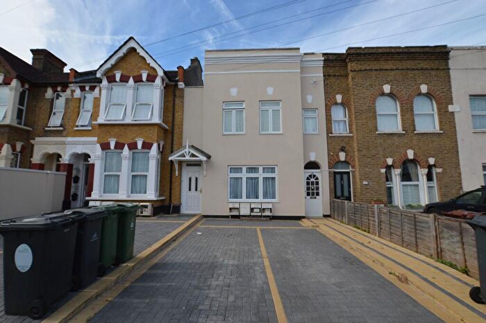 Studio To Rent In Vicarage Road, E10