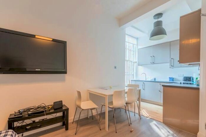 3 Bedroom Flat To Rent In Bank Street, Edinburgh, EH1