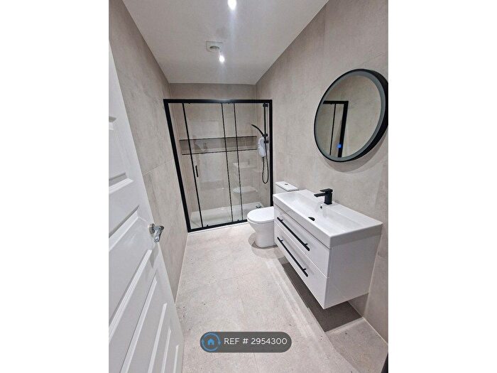 1 Bedroom Flat To Rent In Lees Road, Oldham, OL4
