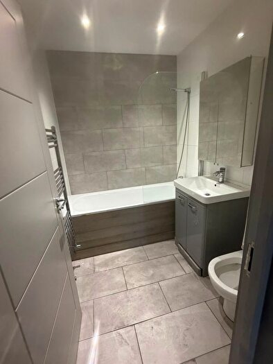 2 Bedroom Flat To Rent In Queens Road, Buckhurst Hill, Essex, IG9