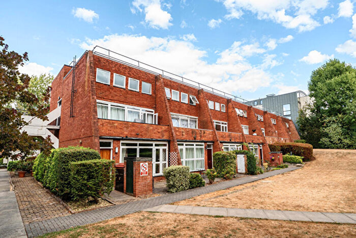2 Bedroom Duplex For Sale In Woodside Park Road, London, N12