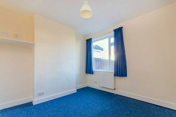 4 Bedroom Semi-Detached House To Rent In New Cross Road, Stoughton, Guildford, GU2