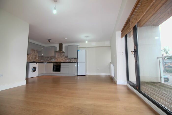 2 Bedroom Flat To Rent In New Wanstead, Leytonstone, London, E11