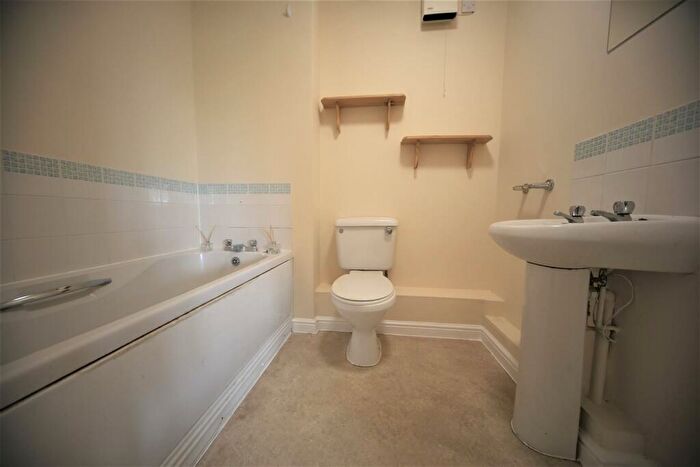 2 Bedroom Flat To Rent In Scholars Walk, Langley, Berkshire, SL3