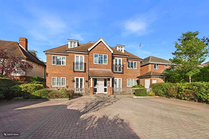 2 Bedroom Flat To Rent In English Court, Reading Road, Wokingham, Berkshire, RG41