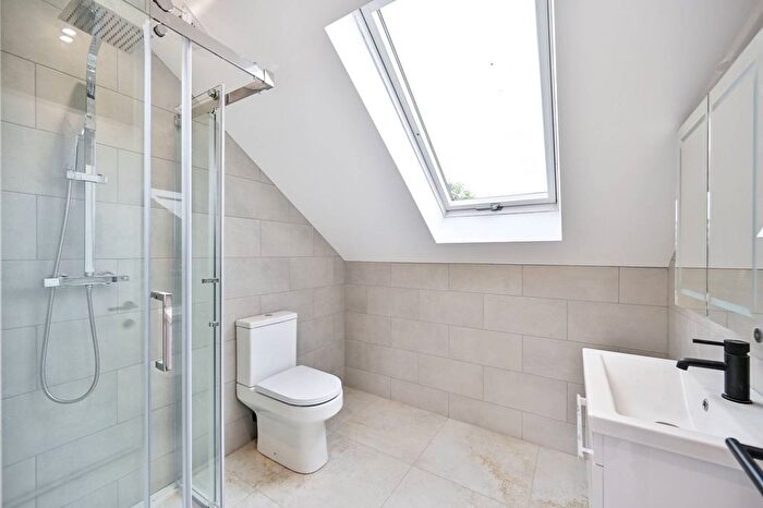 2 Bedroom Flat For Sale In Garratt Lane, Tooting, SW17