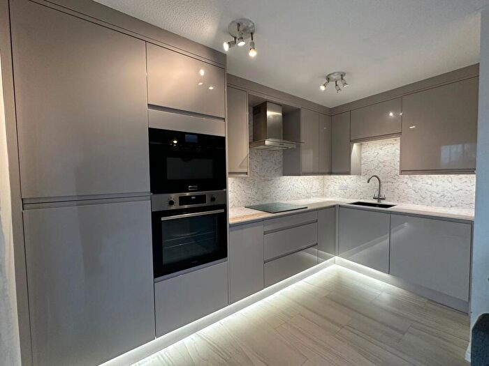 2 Bedroom Flat For Sale In Boycott Avenue, Oldbrook, MK6